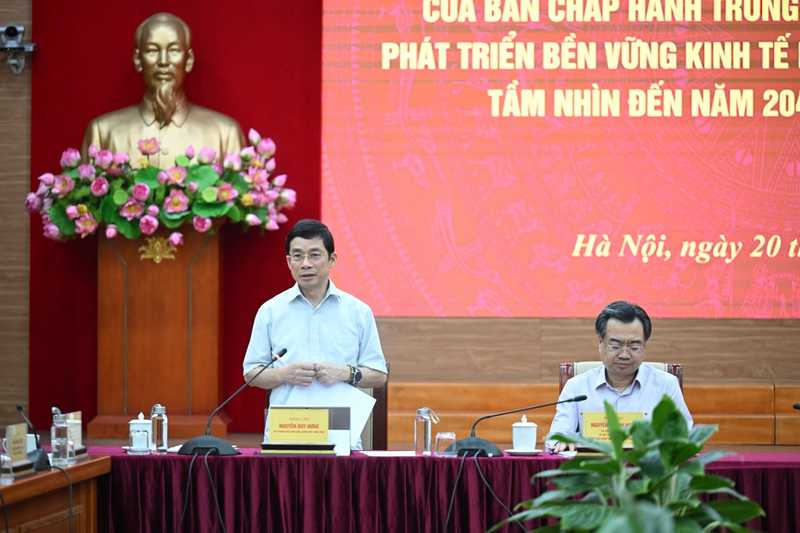 Đồng chí Nguyễn Duy Hưng, Phó Trưởng ban Chính sách Chiến lược Trung ương, Phó Trưởng ban Thường trực Ban Chỉ đạo trình bày tóm tắt Dự thảo báo cáo tổng kết thực hiện Nghị quyết số 36-NQ/TW. Ảnh: Nguyên Khánh