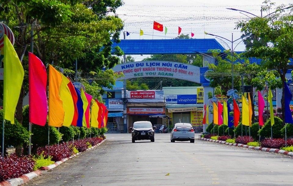 Núi Cấm có nguy cơ thành “điểm nghẽn” du lịch nếu giữ phí vào cổng