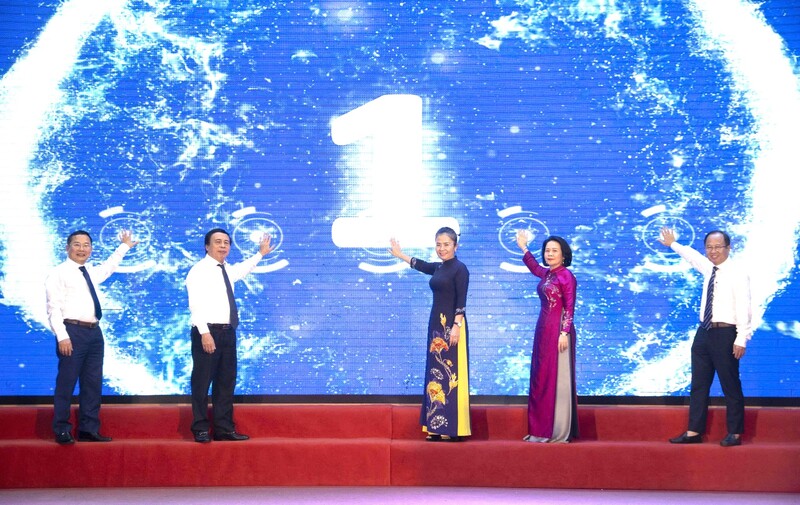 Các đại biểu bấm nút ra mắt hệ thống dữ liệu số ngành Công Thương Nghệ An. Ảnh: Mai Liễu