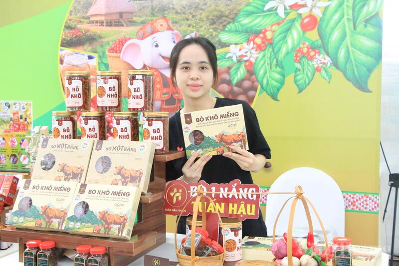 Không chỉ dừng lại ở hoạt động trưng bày sản phẩm OCOP, sự kiện còn tạo không gian giao lưu, kết nối giữa doanh nghiệp, nhà sản xuất, nhà phân phối với người tiêu dùng và du khách.