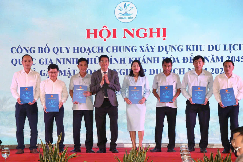 Ông Nguyễn Long Biên, Phó Chủ tịch UBND tỉnh Khánh Hòa trao Quyết định phê duyệt Quy hoạch chung xây dựng Khu du lịch quốc gia Ninh Chữ đến năm 2045 cho lãnh đạo UBND xã, phường liên quan đến quy hoạch.