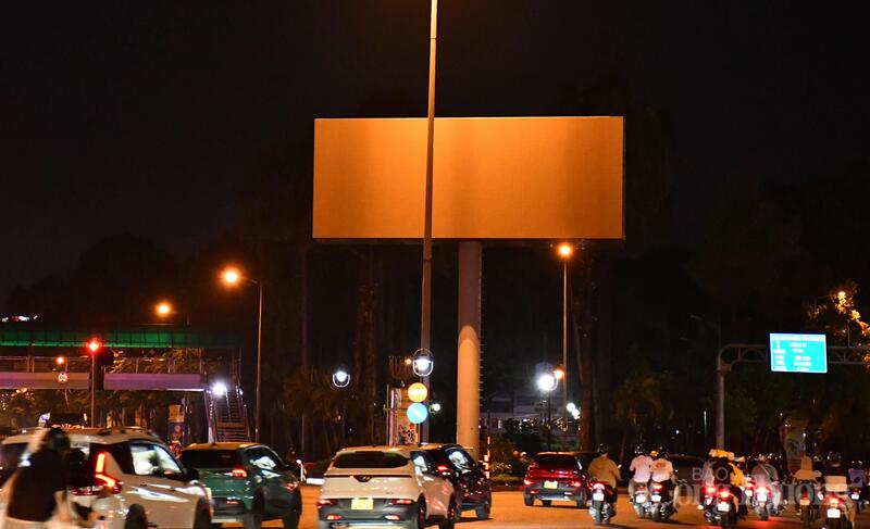 Bảng quảng cáo tuyên truyền, quảng cáo tại góc đường Hoàng Văn Thụ - Phan Đình Gót (khu vực sân bay Tân Sơn Nhất, phường Phú Nhuận) đã tắt điện từ 22 giờ đến sáng. Ảnh: Thanh Minh.