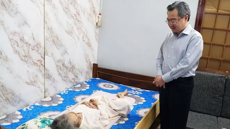 Đồng chí Nguyễn Thanh Nghị đến nhà, thăm hỏi Mẹ Việt Nam Anh hùng Đặng Thị Thu.