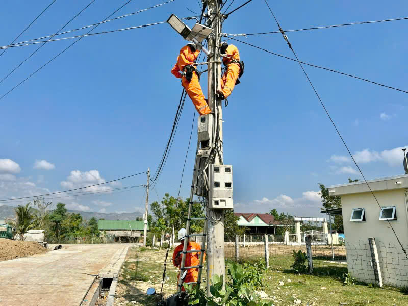 Những bước chân áo cam miệt mài băng qua buôn làng xa xôi, mang theo ánh sáng đến với những nơi còn nhiều khó khăn.