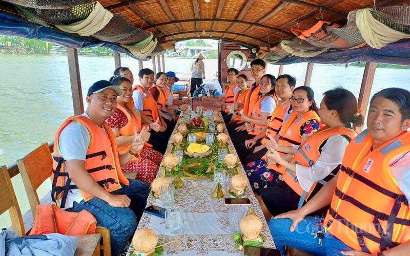 Anh Nguyễn Văn Đức, du khách đến từ TP. Hồ Chí Minh, chia sẻ: “Tôi rất thích không gian miệt vườn ở đây. Việc được chèo xuồng, tham quan các cù lao mang lại cảm giác thư giãn, thoáng đãng, khác hẳn với nhịp sống đô thị.”
