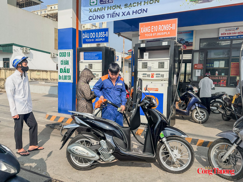 Tại cửa hàng xăng dầu số 18 (xã Quỳnh Phụ, tỉnh Hưng Yên), trong ngày thứ 2 triển khai rộng rãi xăng sinh học E10 ghi nhận sự đón nhận tích cực, hào hứng của đông đảo bà con địa phương.