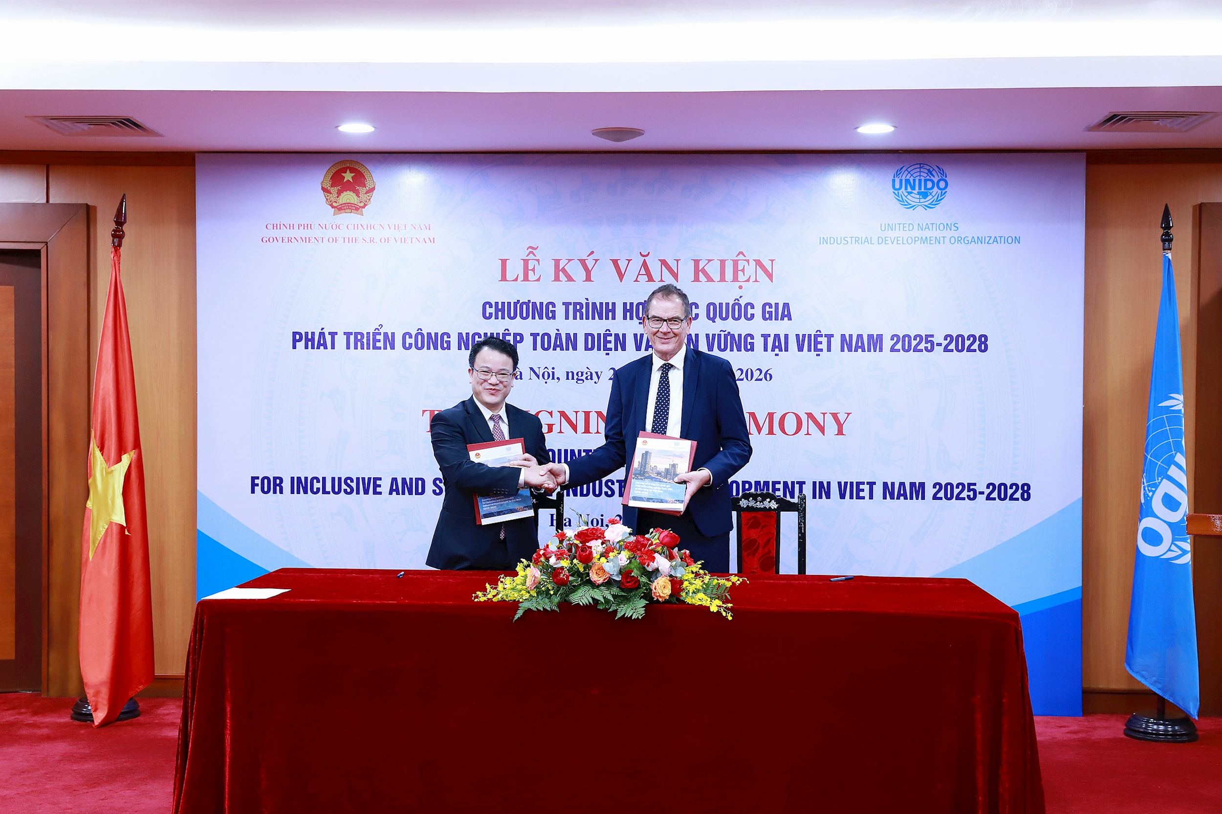 Thứ trưởng Bộ Tài chính Trần Quốc Phương và ông Gerd Müller, Tổng Giám đốc UNIDO tại lễ ký kết văn kiện Chương trình Hợp tác quốc gia 2025-2028. Ảnh: UNIDO