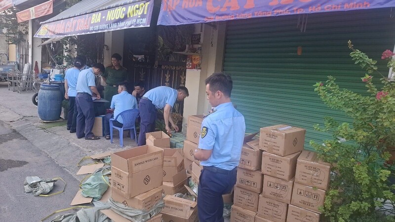 Lực lượng quản lý thị trường TP. Hồ Chí Minh kiểm tra, phát hiện và thu giữ hàng nghìn chai sữa tắm là hàng hóa nhập lậu, không có hoá đơn, chứng từ, không có hồ sơ tài liệu liên quan đến chất lượng sản phẩm, không có hồ sơ công bố sản phẩm mỹ phẩm. Ảnh: Chi cục QLTT TP. Hồ Chí Minh.