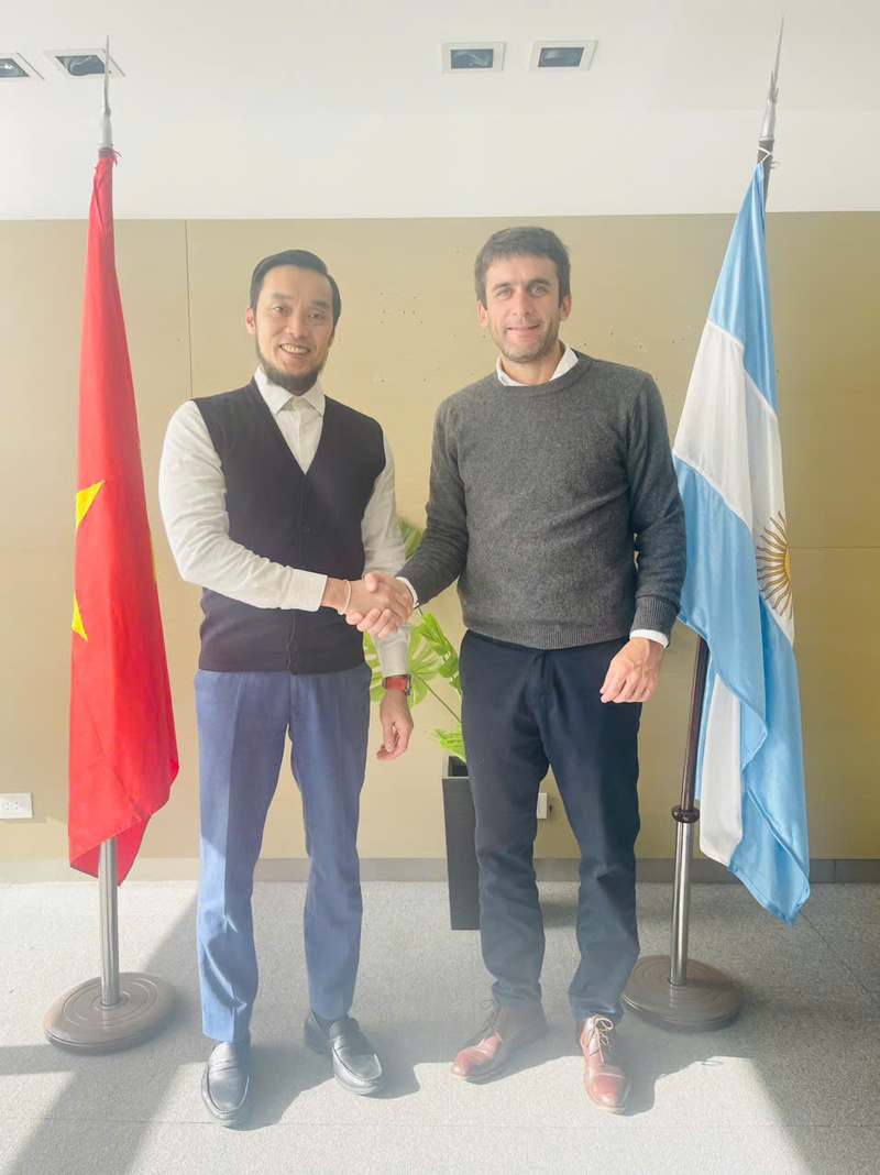Ông Ngô Mạnh Khôi, Trưởng Thương vụ Việt Nam tại Argentina cùng ông Hugo Ezio Ernesto Rossi.