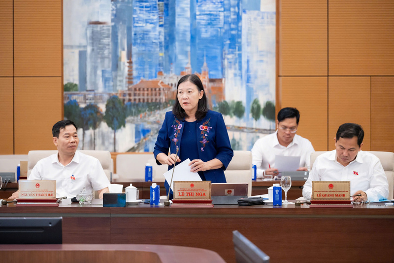 Chủ nhiệm Ủy ban Dân nguyện và Giám sát Lê Thị Nga trình bày báo cáo tóm tắt Công tác dân nguyện của Quốc hội tháng 3 và tháng 4/2026. Ảnh: QH