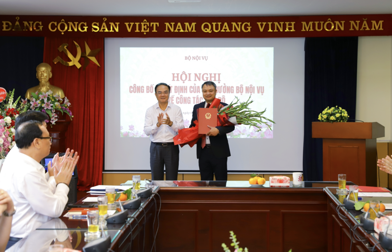 Đồng chí Vũ Chiến Thắng trao Quyết định điều động, bổ nhiệm chức vụ Cục trưởng Cục Quản lý lao động ngoài nước đối với đồng chí Phạm Đình Lộc. Ảnh: BNV
