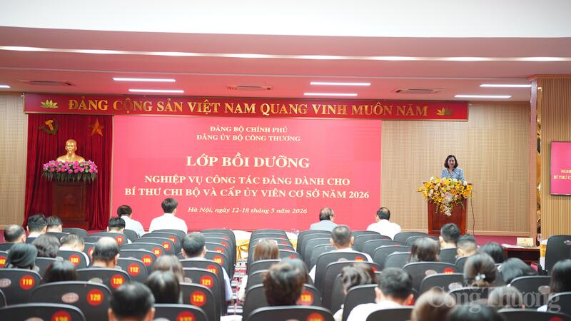 Khai mạc Lớp bồi dưỡng nghiệp vụ công tác Đảng dành cho bí thư chi bộ và cấp ủy viên cơ sở của Đảng bộ Bộ Công Thương