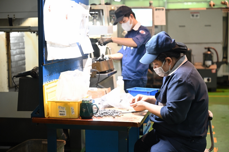 Công nhân đang thực hiện các công đoạn sản xuất tại Nhà máy Z111. Ảnh: Nguyên Khánh