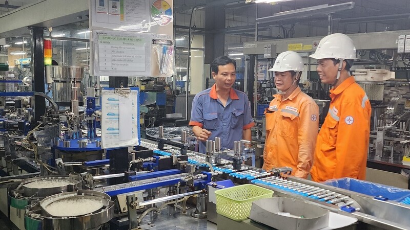 Nắng nóng kéo dài khiến nhu cầu sử dụng điện tại TP. Hồ Chí Minh tăng mạnh, sản lượng tiêu thụ điện liên tục lập đỉnh mới trong tháng 5/2026. Ảnh: EVNHCMC
