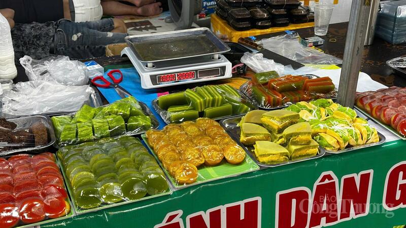 Không gian ẩm thực đa dạng tại hội chợ.