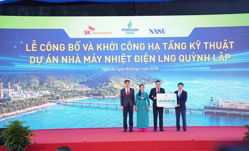 Tại buổi lễ, đại diện nhà đầu tư đã trao hỗ trợ 5 tỷ đồng cho hoạt động an sinh xã hội phường Tân Mai. Ảnh: Mai Liễu