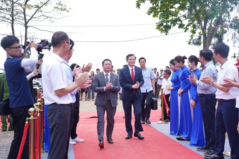 Tham dự lễ khởi công, có ông Đoàn Minh Huấn, Ủy viên Bộ Chính trị, Giám đốc Học viện chính trị Quốc gia Hồ Chí Minh; ông Lê Tiến Châu, Ủy viên Trung ương Đảng, Phó Thủ tướng Chính phủ; các đồng chí ủy viên Trung ương Đảng, nguyên Ủy viên Trung ương Đảng; lãnh đạo các bộ, ban ngành Trung ương. Về phía lãnh đạo tỉnh Nghệ An có các ông: Nguyễn Khắc Thận, Ủy viên Trung ương Đảng, Bí thư Tỉnh ủy; Hoàng Nghĩa Hiếu, Phó Bí thư Thường trực Tỉnh ủy, Chủ tịch HĐND tỉnh; Võ Trọng Hải, Phó Bí thư Tỉnh ủy, Chủ tịch UBND tỉnh; các nhà đầu tư và người dân xã Tân Mai. Ảnh: Mai Liễu