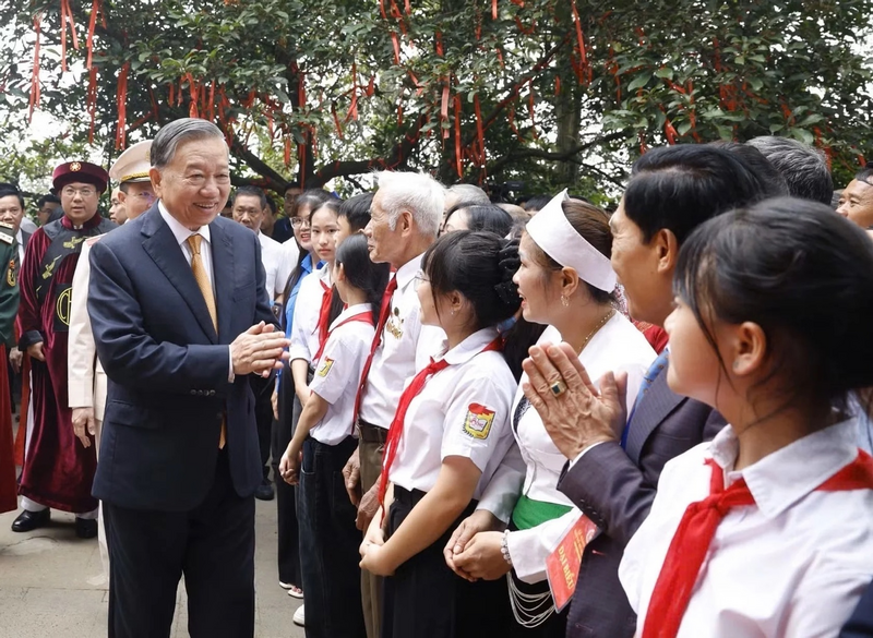 Tổng Bí thư, Chủ tịch nước Tô Lâm với các tầng lớp Nhân dân tại Khu di tích lịch sử quốc gia đặc biệt Đền Hùng. Ảnh: Báo Nhân Dân