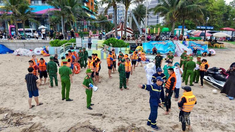 Buổi tập luyện diễn ra trong không khí khẩn trương, nghiêm túc với sự huy động lực lượng quy mô lớn gồm Công an xã Hoằng Tiến, Ban Chỉ huy Quân sự xã, Đồn Biên phòng Hoằng Trường, lực lượng Cảnh sát Phòng cháy chữa cháy và Cứu nạn cứu hộ Công an tỉnh Thanh Hóa (Phòng PC07), lực lượng y tế, doanh nghiệp kinh doanh dịch vụ du lịch biển cùng nhiều đơn vị liên quan trên địa bàn. Ảnh: Quốc Anh