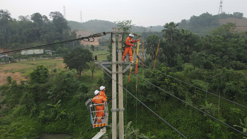 Điện lực Lào Cai tăng cường kiểm tra hệ thống, thiết bị đảm bảo vận hành an toàn. Ảnh: NH