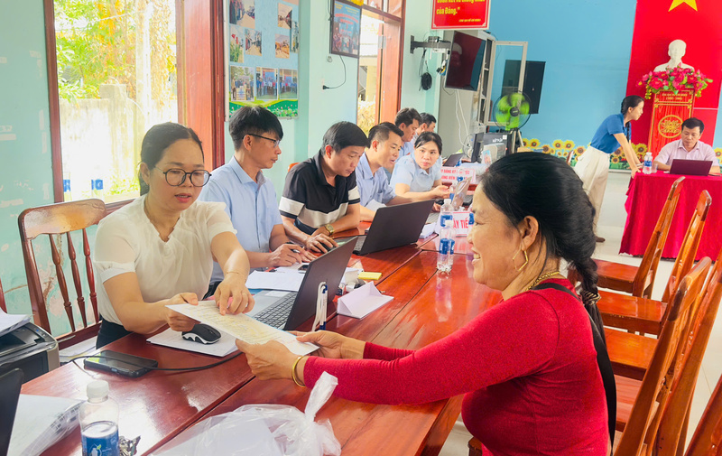 Việc đưa bộ phận một cửa về tận cơ sở giúp người dân giảm bớt được thời gian và chi phí đi lại. Ảnh: Tuệ Lâm