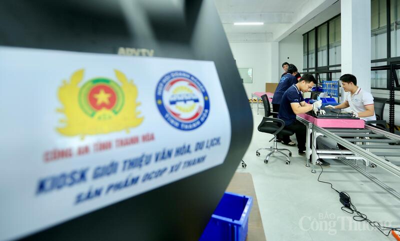 Việc sản xuất kiosk thông minh tích hợp công nghệ số mất rất nhiều công đoạn, từ phác thảo mô hình, linh kiện lắp ráp và tích hợp phần mềm số. Ảnh: Ngô Nhung