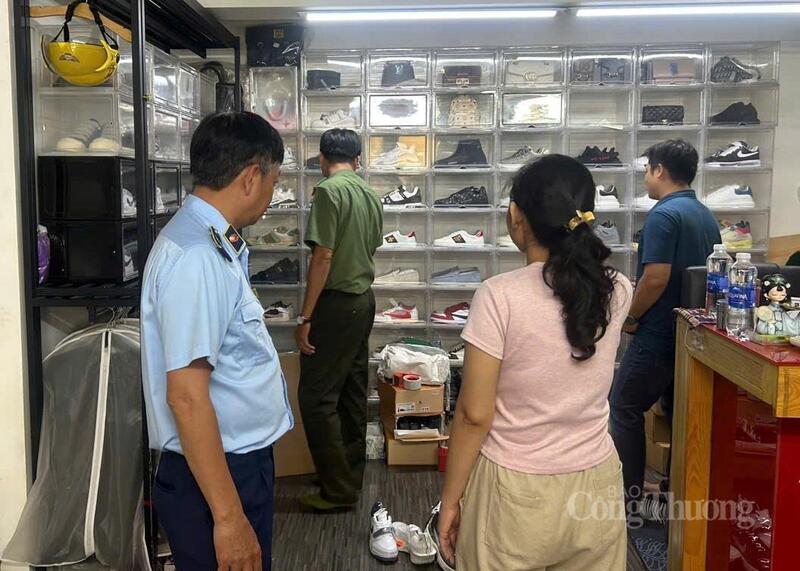 Đoàn kiểm tra phát hiện và tạm giữ 105 đôi giày có xuất xứ Việt Nam và Trung Quốc, có dấu hiệu giả mạo nhãn hiệu được bảo hộ tại Việt Nam, chưa qua sử dụng tại phường Nhiêu Lộc.