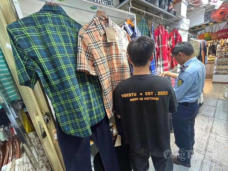 Đội Quản lý thị trường số 4 (Chi cục Quản lý thị trường TP. Hồ Chí Minh) phát hiện nhiều hành vi vi phạm không rõ nguồn góc xuất xứ, giả mạo nhãn hiệu tại Trung tâm Thương mại Saigon Square, Chợ Bến Thành.