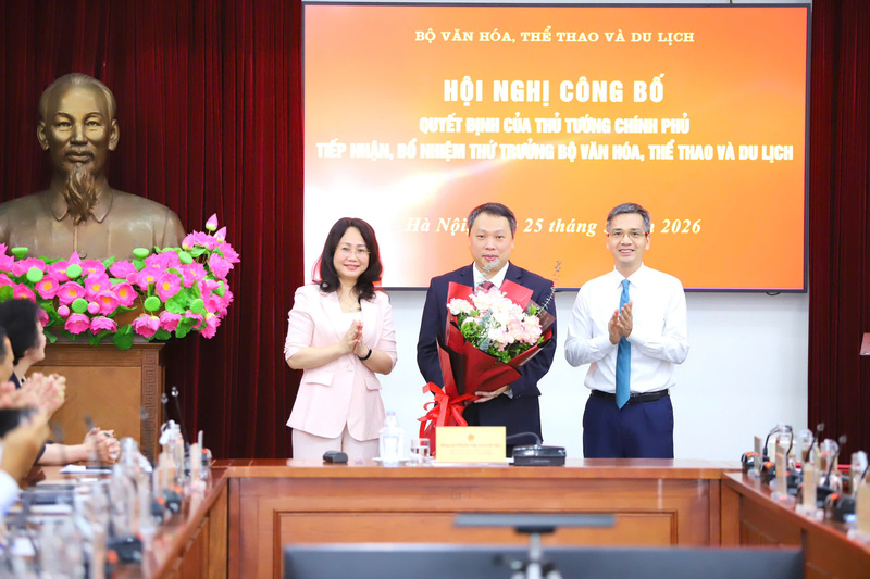 Bộ trưởng Bộ Văn hóa, Thể thao và Du lịch Lâm Thị Phương Thanh và Phó Chánh Văn phòng Trung ương Đảng Võ Thành Hưng - Ủy viên Thường trực Ban Chỉ đạo Trung ương về phát triển khoa học công nghệ, đổi mới sáng tạo và chuyển đổi số tặng hoa chúc mừng Thứ trưởng Nguyễn Huy Dũng. Ảnh: Việt Hùng