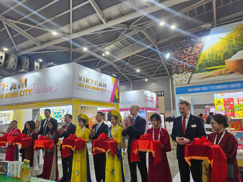 Các đại biểu cắt băng khai mạc gian hàng Việt Nam tại Hội chợ triển lãm FHA 2026 Singapore. Ảnh: Thương vụ Việt Nam tại Singapore.