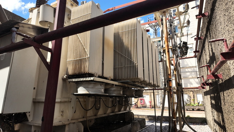 Liên tục phun nước làm mát MBA T1 tại TBA 220kV Thành Công. Ảnh: PTC1