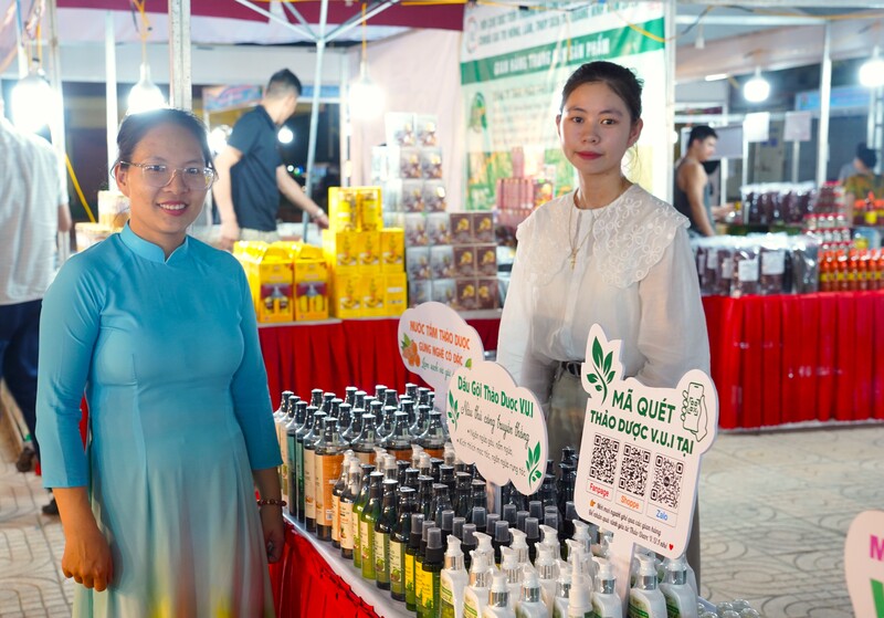 Rất nhiều sản phẩm OCOP có nguồn gốc từ thiên nhiên được bày bán tại hội chợ.