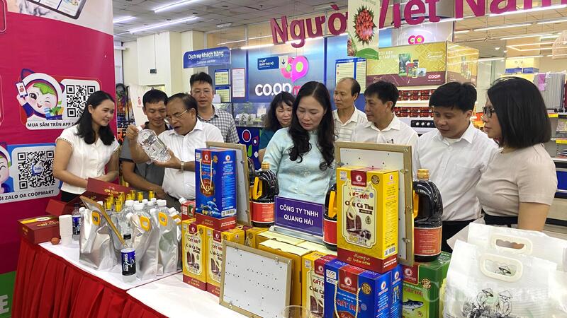 Lãnh đạo Sở Công Thương Hải Phòng và các doanh nghiệp tham quan các gian hàng tại Siêu thị Co.opmark Hải Phòng.