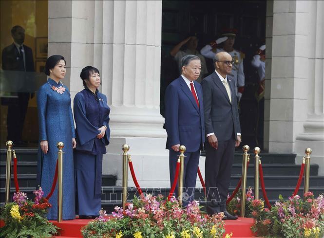 Tổng Bí thư, Chủ tịch nước Tô Lâm và Tổng thống Singapore Tharman Shanmugaratnam trên bục danh dự, nghe Quân nhạc cử Quốc thiều hai nước. Ảnh: Thống Nhất/TTXVN