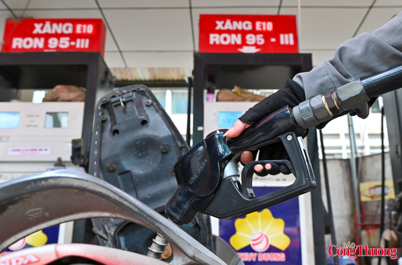 Việc các cửa hàng xăng dầu tại Hà Nội chủ động triển khai kinh doanh E10 không chỉ giúp thị trường thích ứng với lộ trình chuyển đổi nhiên liệu sinh học mà còn góp phần thúc đẩy xu hướng tiêu dùng xanh trong cộng đồng. Từ những tấm biển E10 trên các cột bơm hôm nay, hành trình chuyển dịch sang các nguồn năng lượng thân thiện với môi trường đang dần hiện hữu trong đời sống hàng ngày của người dân Thủ đô.