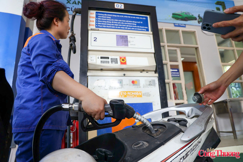 Tại cửa hàng xăng dầu Petrolimex trên đường Trần Hưng Đạo, các trụ bơm E10 hoạt động ổn định, thu hút sự quan tâm của nhiều khách hàng. Được biết cửa hàng đã chuyển bán xăng sinh học E10 từ ngày 29/5.
