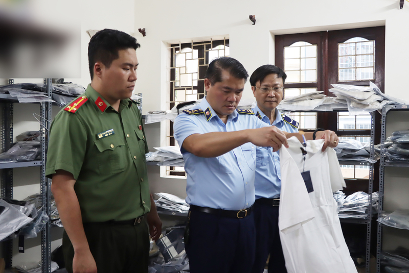 Lực lượng Quản lý thị trường kiểm tra hàng hoá. Ảnh: Hoàng Quyên