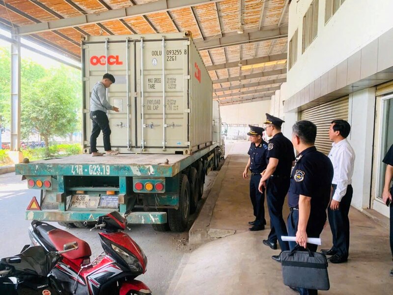 Lực lượng Hải quan thông tin về vụ việc phát hiện, thu giữ lô hàng 325.000 bao thuốc lá điếu ESSE Change có dấu hiệu giả mạo nhãn hiệu. Ảnh: HQ