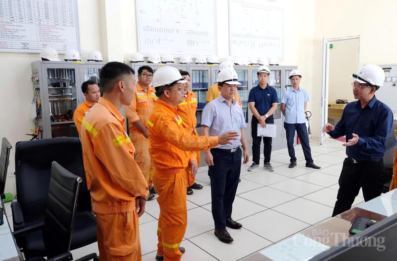 Ông Phạm Quang Hòa cùng đoàn công tác kiểm tra tình hình tại trạm biến áp 500 KV Vĩnh Yên (tỉnh Phú Thọ) chiều ngày 27/5. Ảnh: Mạnh Hùng