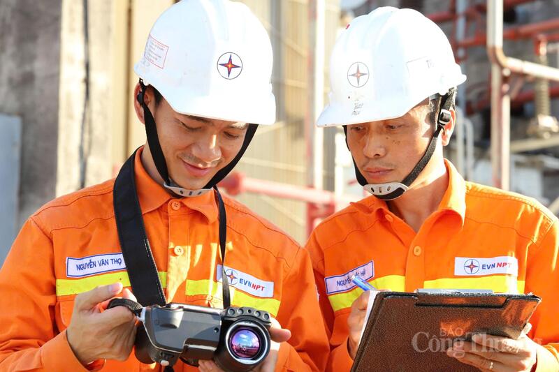Các công nhân điện lực liên tục kiểm tra nhiệt độ thiết bị ngoài trời nắng nóng để đảm bảo mạch điện được thông suốt. Ảnh: Mạnh Hùng