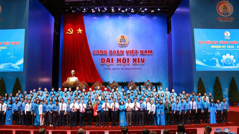 Ủy viên Bộ Chính trị, Thủ tướng Chính phủ Lê Minh Hưng thay mặt lãnh đạo Đảng, Nhà nước tặng hoa chúc mừng Ban Chấp hành Tổng Liên đoàn Lao động Việt Nam khóa XIV, nhiệm kỳ 2026-2031. Ảnh: Hữu Chánh