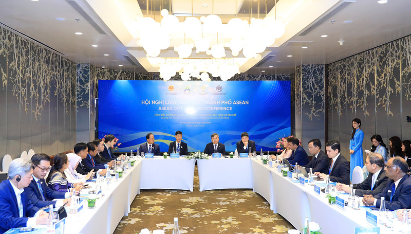 Chủ tịch UBND Thành phố Hà Nội Vũ Đại Thắng tiếp đoàn đại biểu các thành phố ASEAN tới tham dự Hội nghị Lãnh đạo các thành phố ASEAN trong khuôn khổ Diễn đàn Tương lai ASEAN. Ảnh: LP