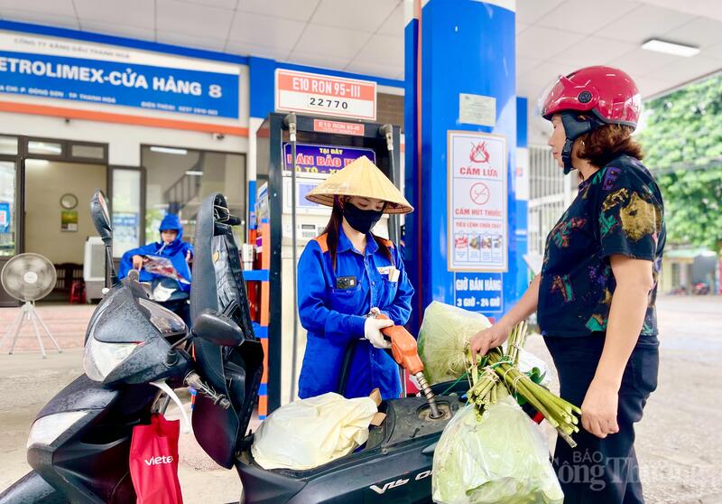 Trên cây xăng số 8 Petrolimex, không còn những tiếng hỏi về xăng cũ và thay vào đó là sự thoải mái của người dân khi sử dụng xăng E10. Ảnh: Ngô Nhung