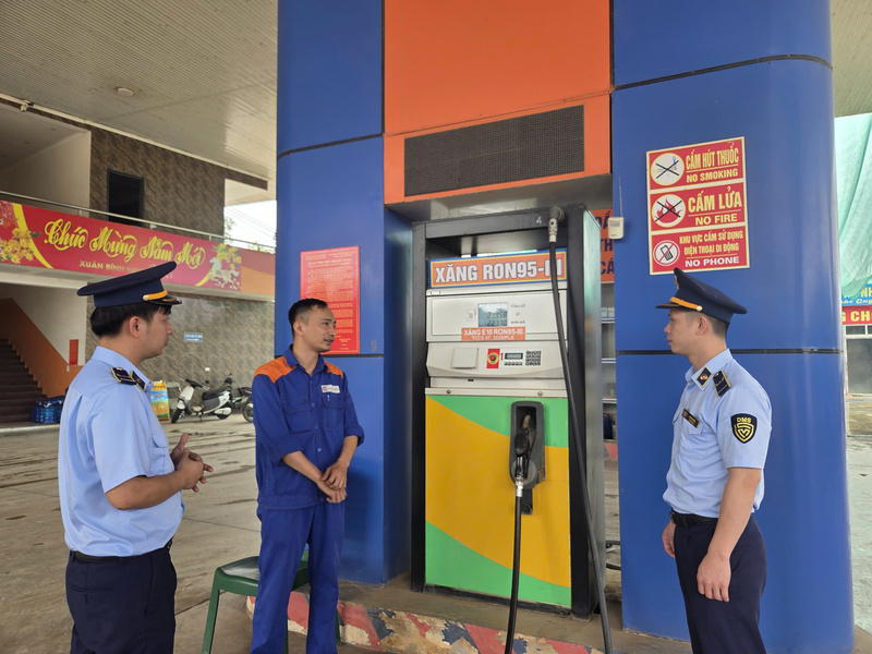 Bên cạnh công tác giám sát, lực lượng Quản lý thị trường Lạng Sơn khuyến khích nhân viên cửa hàng xăng dầu trở thành những tuyên truyền viên về xăng E10. Ảnh: Trần Khoa