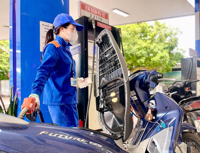 Người dân mong muốn chuyển đổi xăng E10 sẽ giảm khí thải ra môi trường. Ảnh: Ngô Nhung