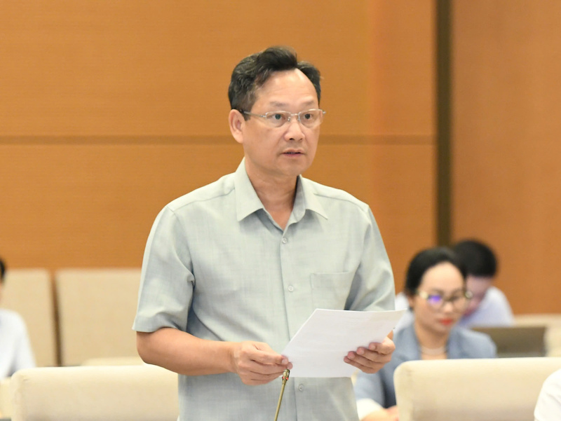Phó Chánh án Tòa án nhân dân tối cao Nguyễn Văn Tiến trình bày Tờ trình dự án Pháp lệnh. Ảnh: Lâm Hiển