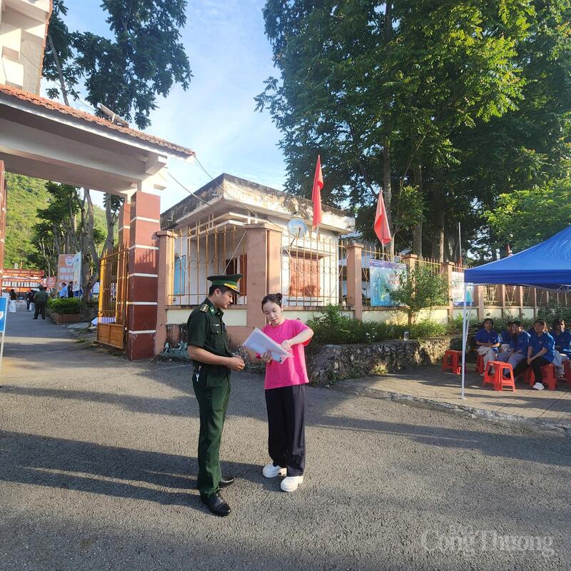 Chiến sĩ Đồn Biên phòng Ngọc Chung tham gia tiếp sức mùa thi tại điểm trường THPT xã Trùng Khánh.