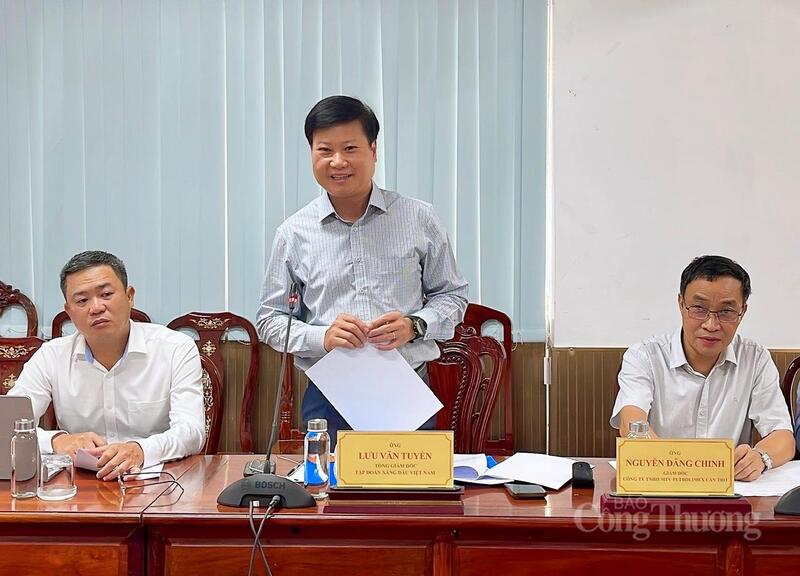 Ông Lưu Văn Tuyến - Tổng Giám đốc Tập đoàn xăng dầu Việt Nam, phát biểu tại buổi làm việc. Ảnh: Khánh Ngọc.
