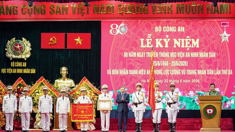 Tổng Bí thư, Chủ tịch nước Tô Lâm trao danh hiệu Anh hùng Lực lượng vũ trang nhân dân tặng Học viện An ninh nhân dân. Ảnh: Minh Chính.