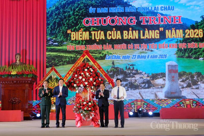 Đại diện lãnh đạo Tỉnh ủy, UBND tỉnh Lai Châu tặng hoa chúc mừng.